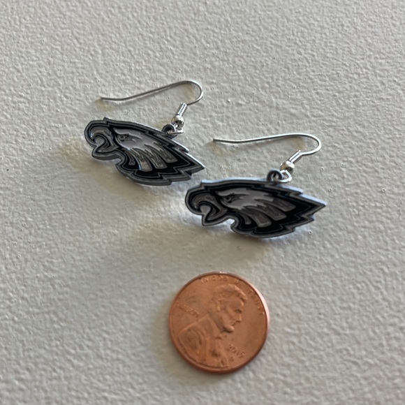 💚🦅 Earrings - Picture 2 of 2